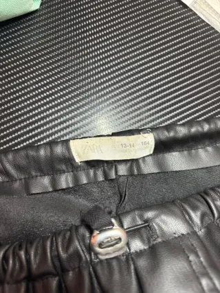 Pantalón largo efecto piel negro