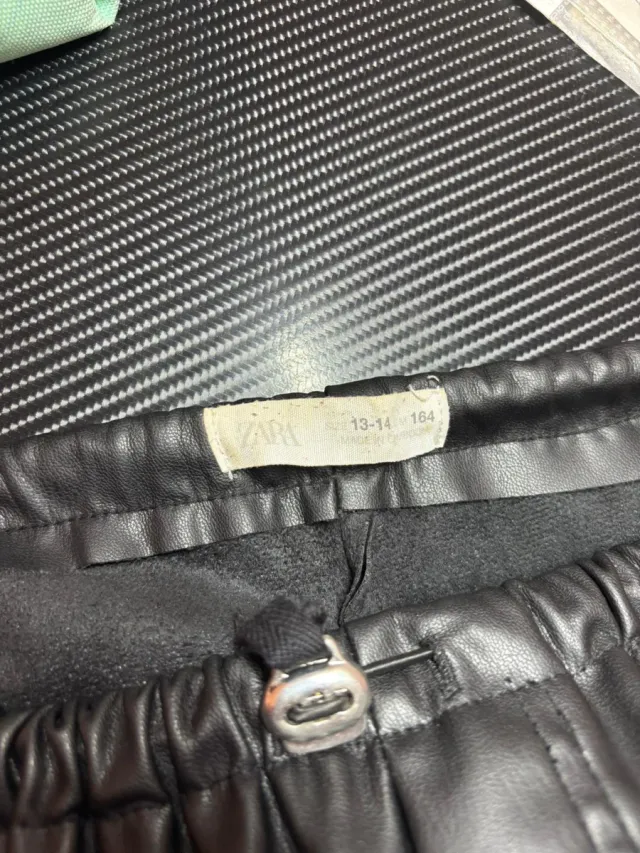 Pantalón largo efecto piel negro