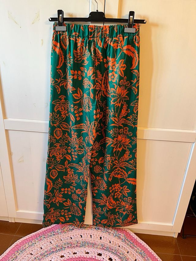 Pantalón estampado verde y naranja