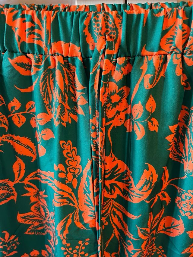 Pantalón estampado verde y naranja