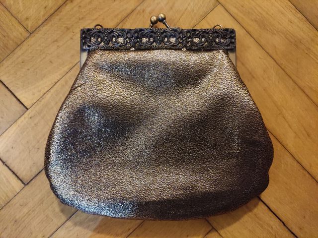 Bolso de fiesta dorado con detalles metálicos