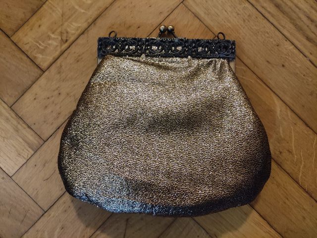 Bolso de fiesta dorado con detalles metálicos