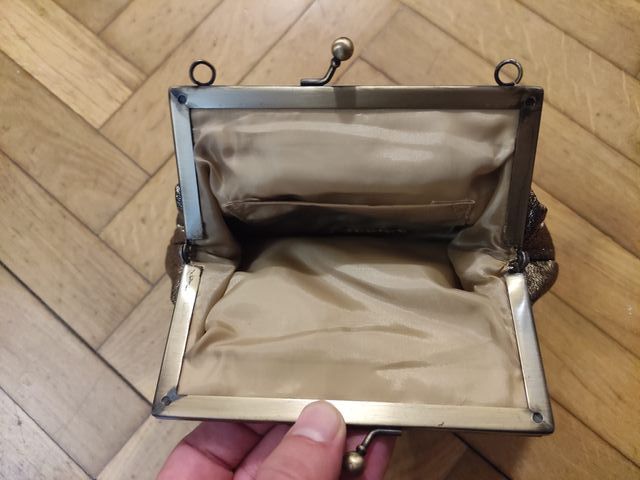 Bolso de fiesta dorado con detalles metálicos