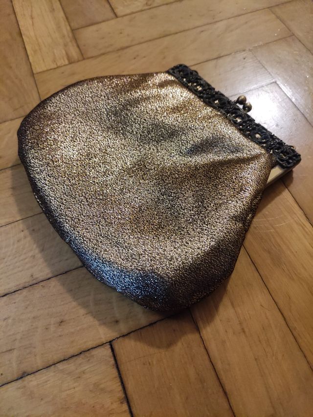 Bolso de fiesta dorado con detalles metálicos