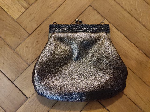 Bolso de fiesta dorado con detalles metálicos