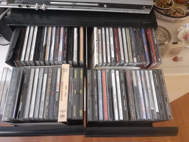 Lote aprox. 65 CDs Varios Artistas+ accesorio port