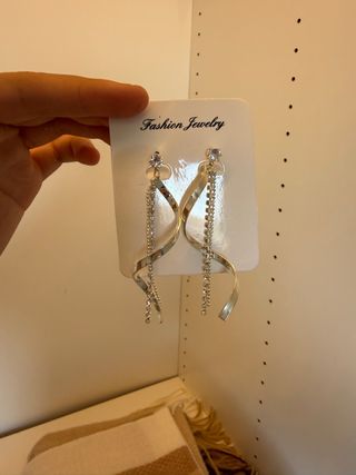 Pendientes largos plateados con brillantes