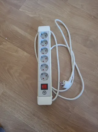 Regleta 6 enchufes marca BAT con interruptor.