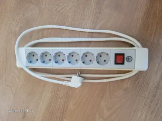 Regleta 6 enchufes marca BAT con interruptor.