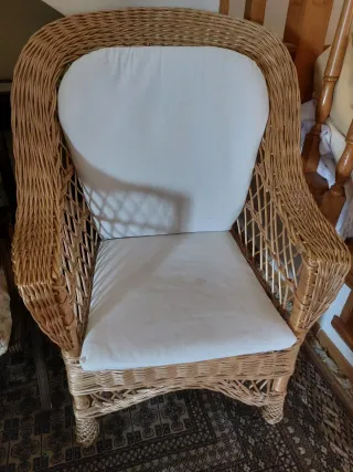 Sillón de mimbre con cojines