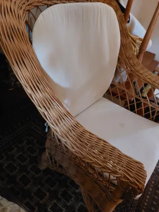 Sillón de mimbre con cojines