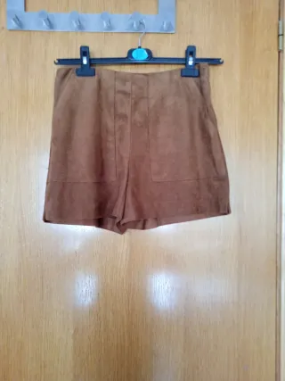 Pantalón corto marrón tipo fieltro