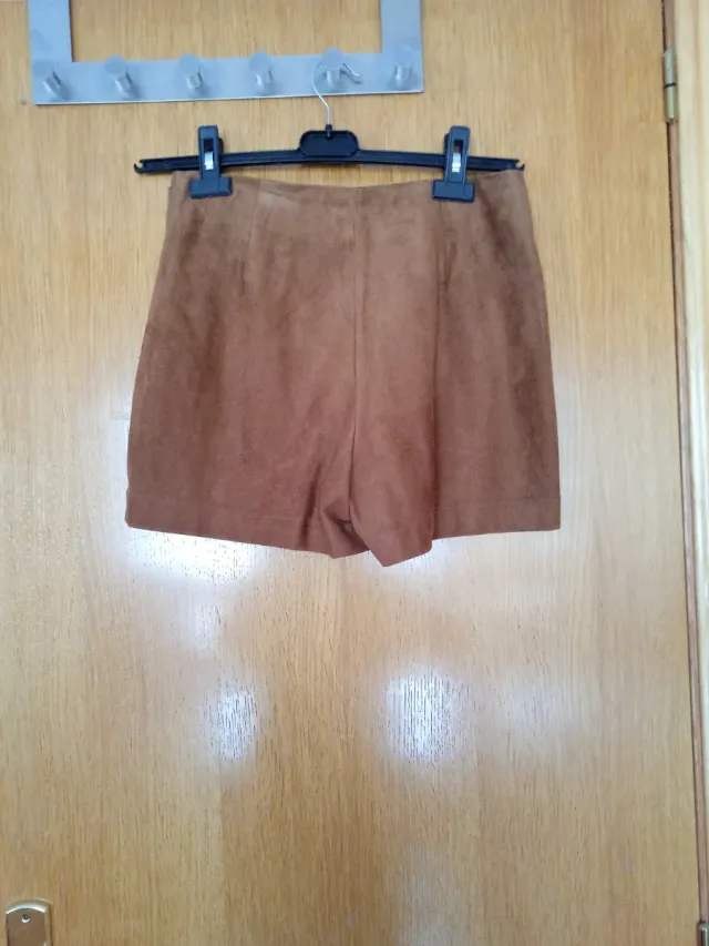 Pantalón corto marrón tipo fieltro