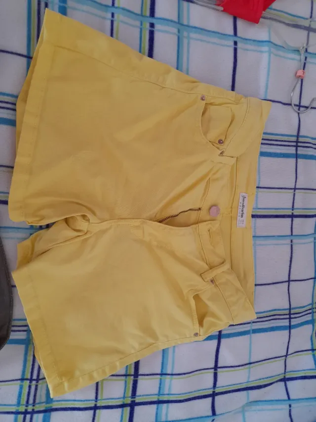 Dos Shorts Stradivarius amarillos y verde militar