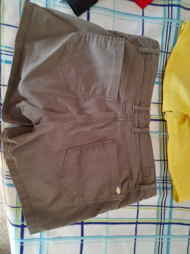 Dos Shorts Stradivarius amarillos y verde militar