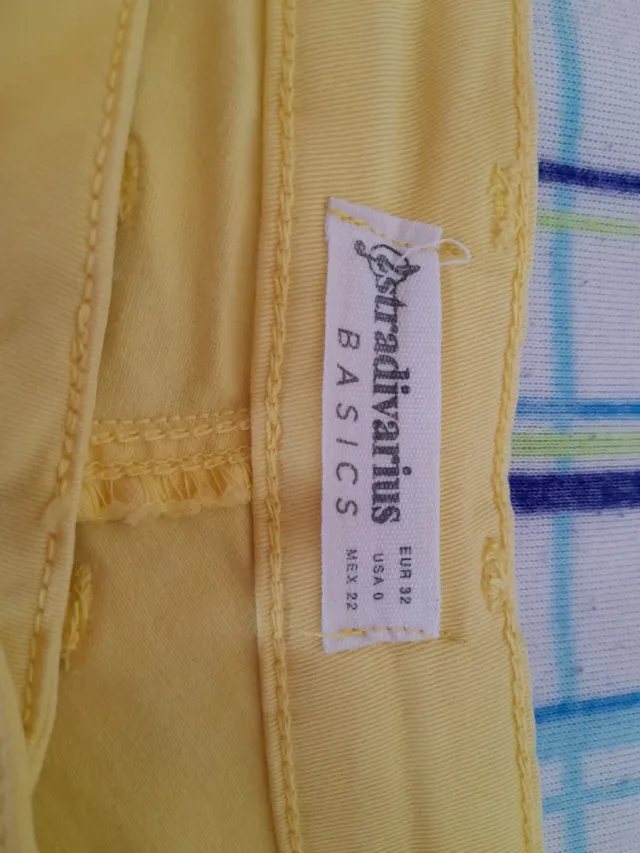 Dos Shorts Stradivarius amarillos y verde militar