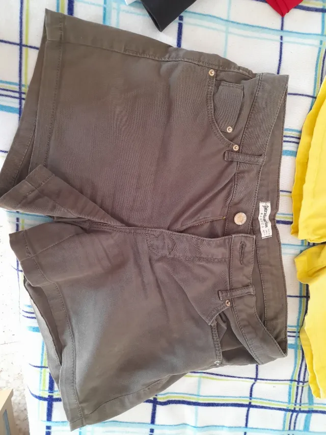 Dos Shorts Stradivarius amarillos y verde militar