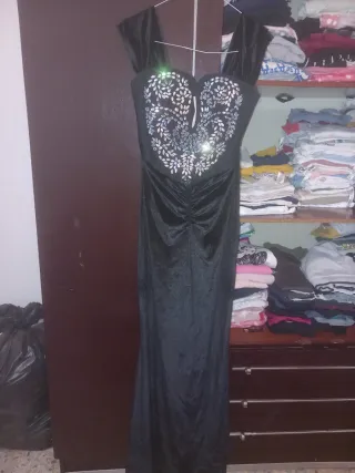 Vestido largo negro con pedrería