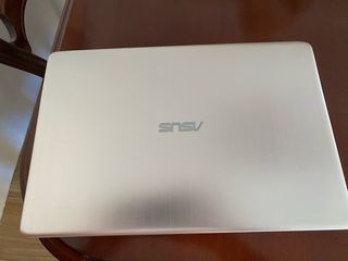 Portátil ASUS color champán,