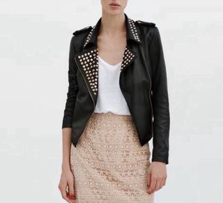 Cazadora piel de cordero con tachas de Zara