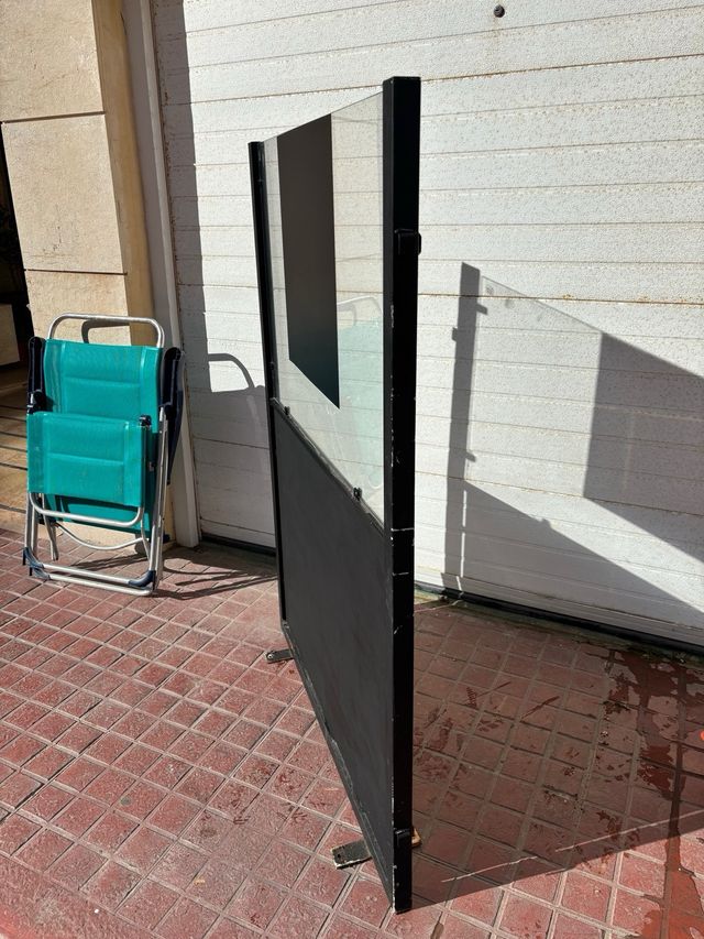 Parabanes metálicos negros y blancos en El Puig