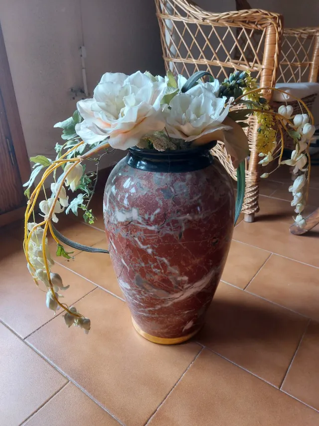 Jarrón Mármol Rojo y Dorado con Flores