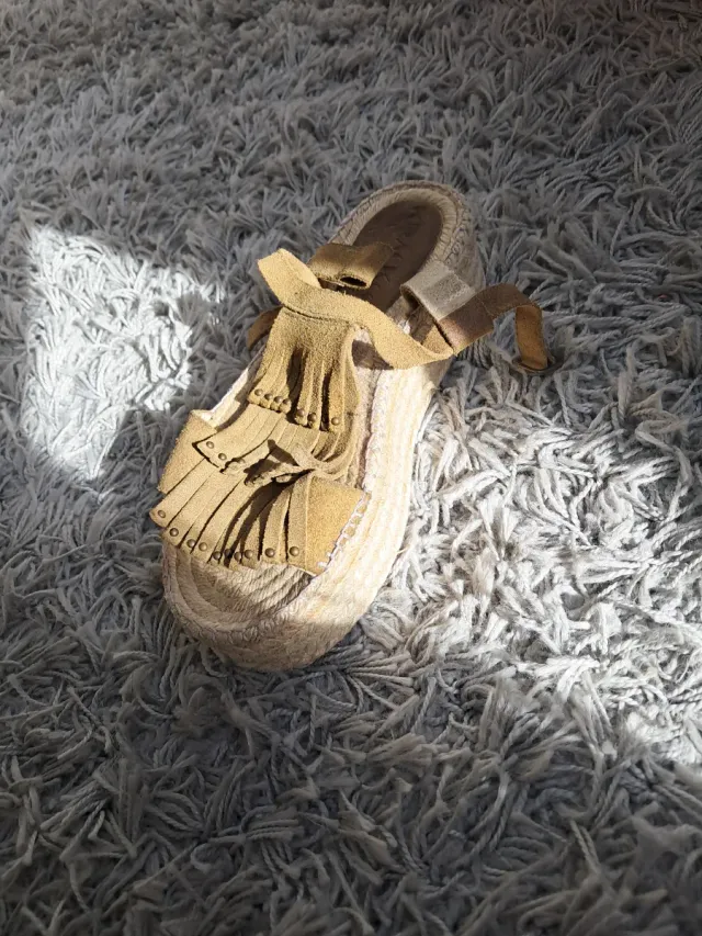 Sandalias cuña con flecos