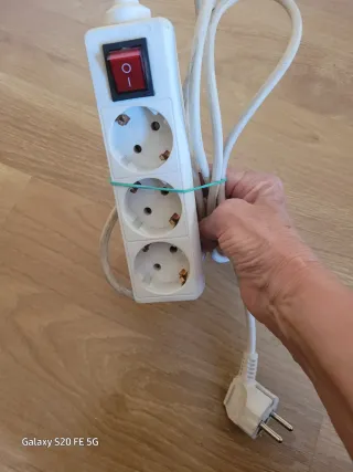 Regleta 3 enchufes con interruptor.