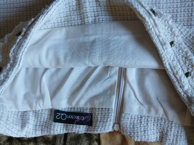 Minifalda blanca con remaches dorados