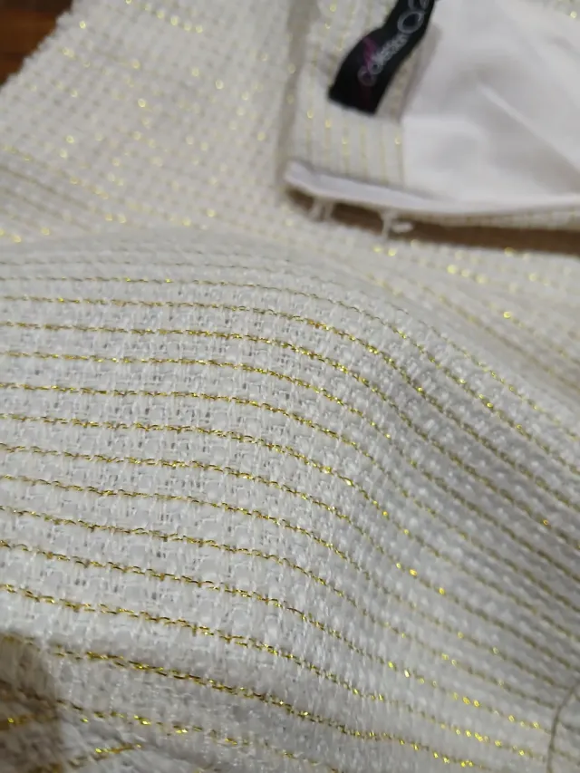 Minifalda blanca con remaches dorados