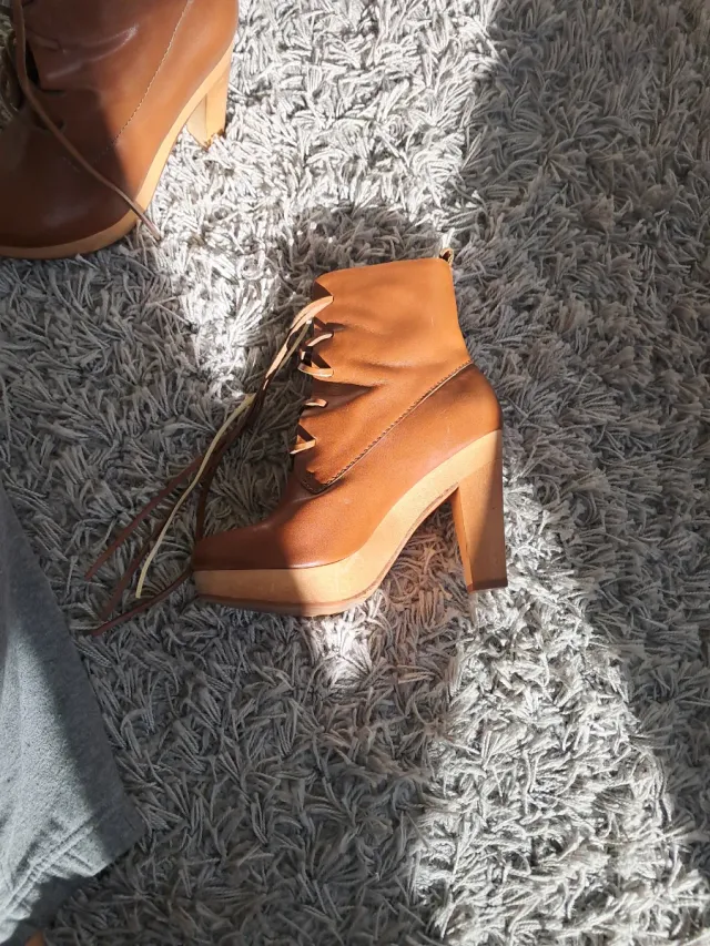 Botas de tacón marrones con cordones