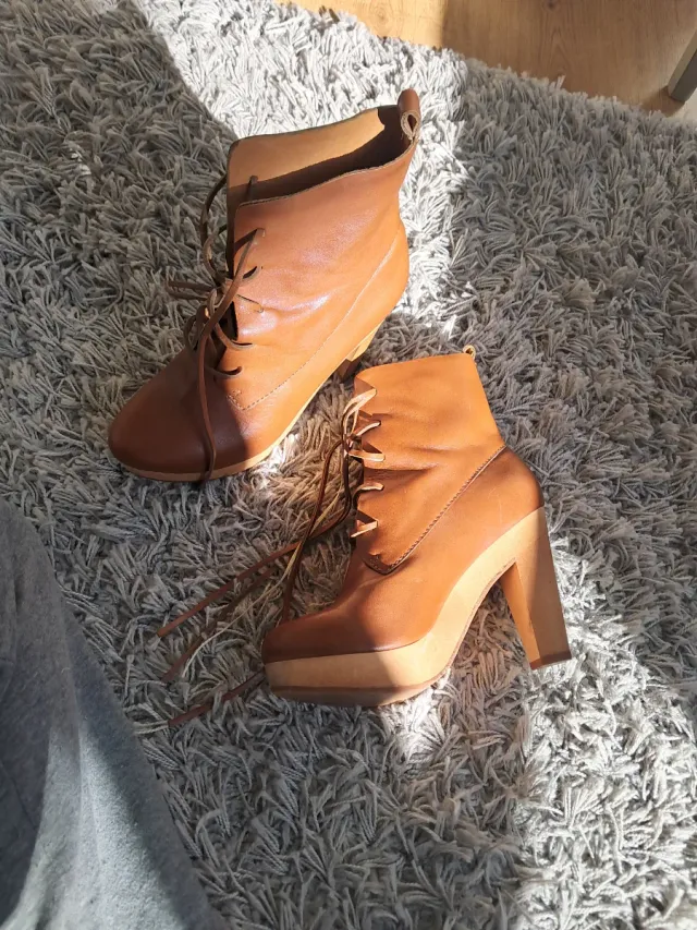 Botas de tacón marrones con cordones