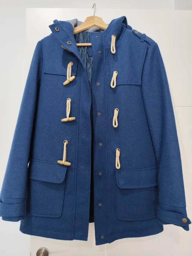 Abrigo azul con capucha y botones de madera