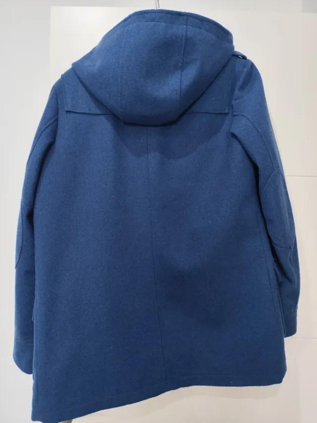 Abrigo azul con capucha y botones de madera