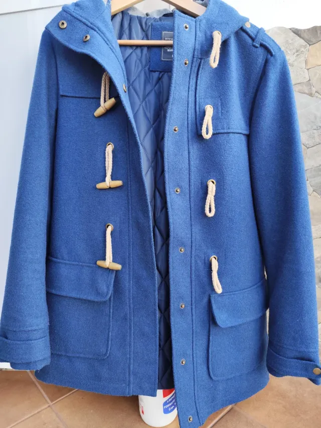 Abrigo azul con capucha y botones de madera