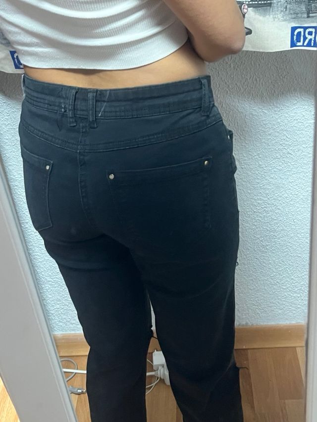 Pantalones vaqueros negros rotos