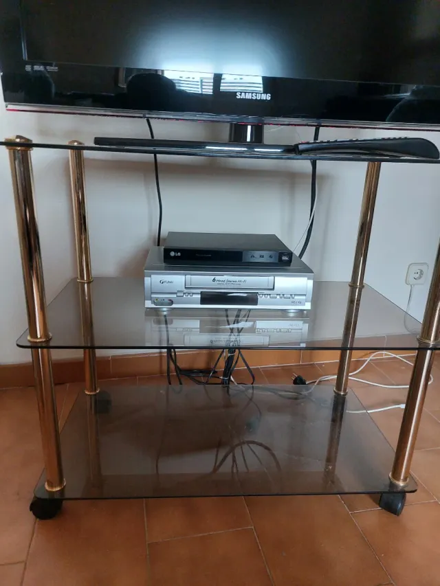 Mueble auxiliar TV cristal y metal, con ruedas