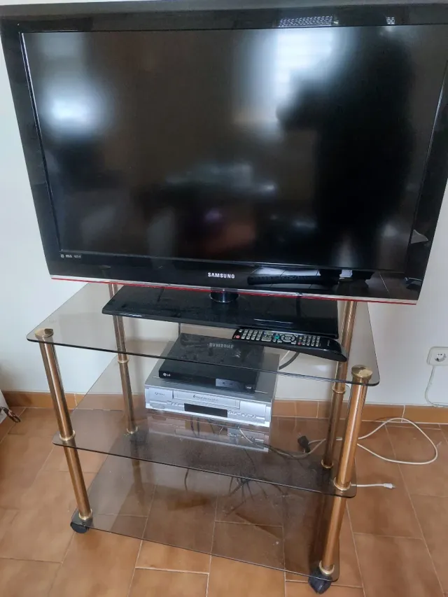 Mueble auxiliar TV cristal y metal, con ruedas