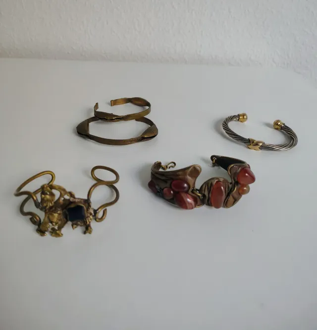 Lote 4 pulseras doradas y plateadas