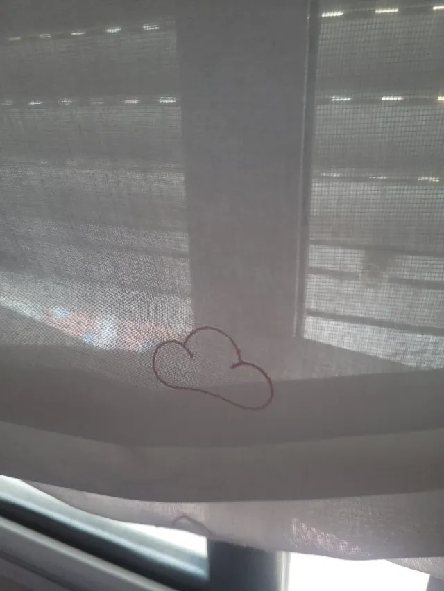 Figura infantil nubes rosas y blancas