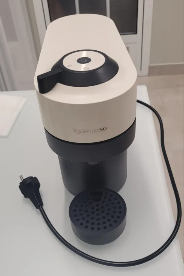 Cafetera Nespresso Vertuo Beige