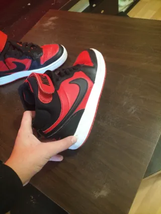 Zapatillas Nike rojas y negras casi sin usar