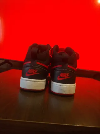 Zapatillas Nike rojas y negras casi sin usar