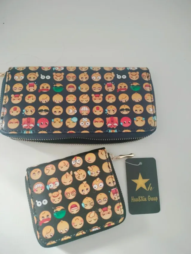 Cartera monedero emoji negra y amarilla.