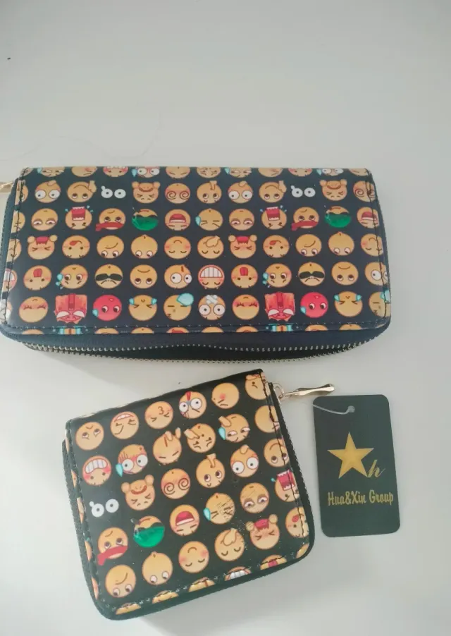 Cartera monedero emoji negra y amarilla.