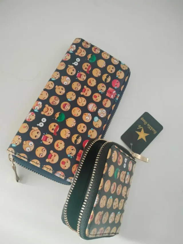 Cartera monedero emoji negra y amarilla.