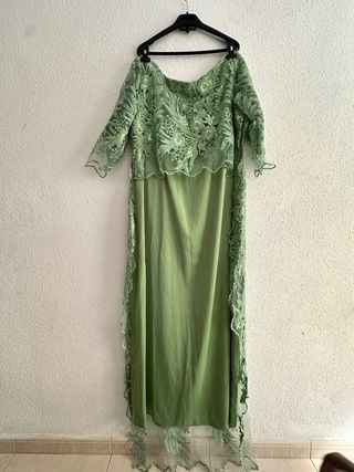 Vestido largo verde con encaje