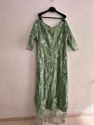 Vestido largo verde con encaje