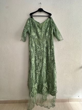 Vestido largo verde con encaje