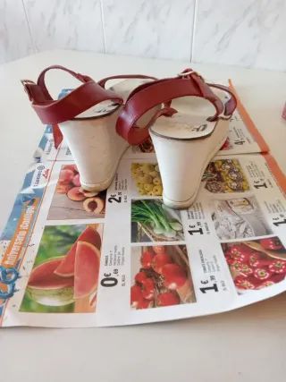 Sandalias de piel rojas y blancas